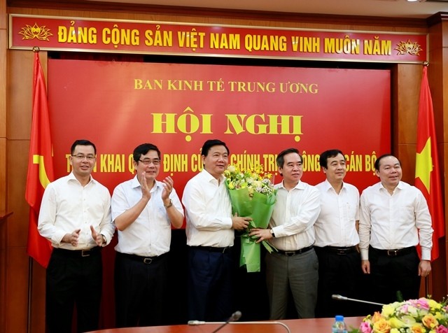 Ông Thăng được tặng hoa khi làm Phó Ban Kinh tế (Ảnh: Kinhtetrunguong.vn)