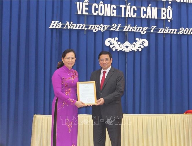 Đồng chí Phạm Minh Chính, Ủy viên Bộ Chính trị, Bí thư Trung ương Đảng, Trưởng Ban Tổ chức Trung ương trao Quyết định của Bộ Chính trị cho đồng chí Lê Thị Thủy được chỉ định giữ chức Bí thư Tỉnh ủy Hà Nam, nhiệm kỳ 2015 - 2020. (Ảnh: TTXVN)