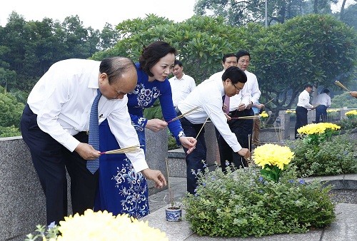 Thủ tướng và đoàn dâng hương tri ân các Anh hùng, liệt sĩ tại Nghĩa trang Liệt sĩ Trung tâm tỉnh Yên Bái. Ảnh: VGP/Quang Hiếu