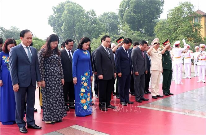 Đoàn đại biểu Thành phố Hà Nội đặt vòng hoa, tưởng niệm các Anh hùng Liệt sĩ.