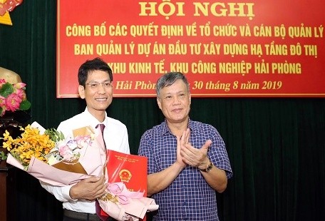 Phó Chủ tịch Thường trực Uỷ ban Nhân dân thành phố Hải Phòng trao quyết định và chúc mừng đồng chí Nguyễn Mạnh Hà.