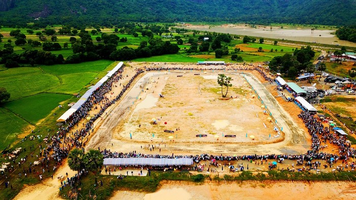 Đây là một trong những lễ hội lớn mang tính truyền thống của người Khmer Nam Bộ để tỏ lòng tưởng nhớ, biết ơn đối với tổ tiên và công lao của những người đã khuất. Lễ hội thu hút hơn 30.000 khán giả và hàng trăm phóng viên tham dự.