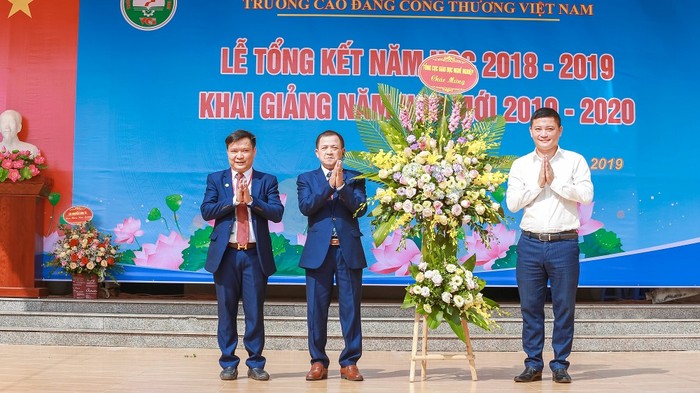 Đại diện Tổng Cục Giáo dục Nghề nghiệp tặng hoa chúc mừng nhà trường dịp khai giảng