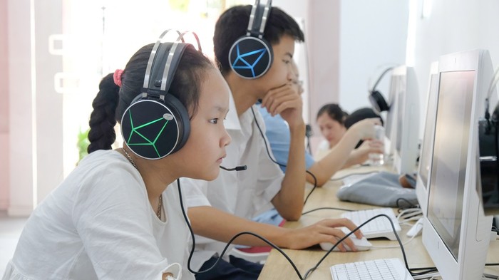 Học sinh hứng thú với mô hình học trực tuyến tại Franklin International Academy.