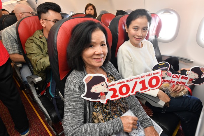 Những “bóng hồng” xinh đẹp cầm trên tay những phần quà ý nghĩa của Vietjet