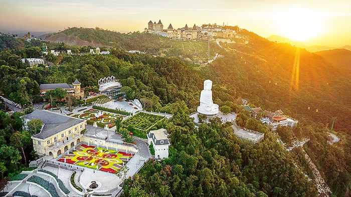 “Mật độ xây dựng ở Bà Nà Hills so với quy định cho phép là tương đối thấp”, đó là khẳng định của ông Thái Ngọc Trung – Phó giám đốc Sở Xây dựng Đà Nẵng. (Ảnh minh họa: Sungroup.hanoi.vn)