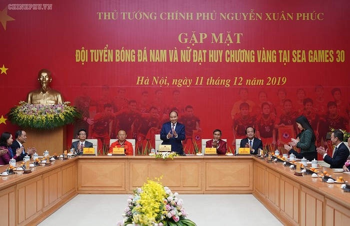 Tối 11/12, Thủ tướng Chính phủ Nguyễn Xuân Phúc đã gặp mặt đội tuyển bóng đá Việt Nam đạt huy chương vàng tại SEA Games 30. Ảnh: Chinhphu.vn