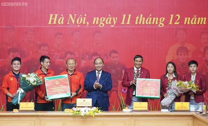 Thủ tướng Nguyễn Xuân Phúc chúc mừng hai đội tuyển bóng đá nam và nữ giành huy chương vàng SEA Games 30. Ảnh: Chinhphu.vn