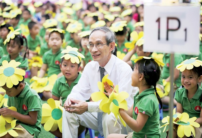 Nhà giáo Nguyễn Xuân Khang bên học trò trong Gala kỷ niệm 25 năm thành lập Trường Marie Curie (Ảnh: Nhân vật cung cấp)