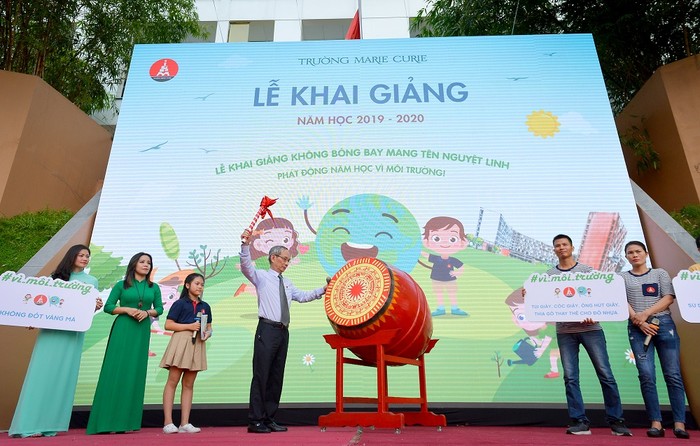 Thầy Nguyễn Xuân Khang đánh trống khai giảng năm học mới 2019-2020.