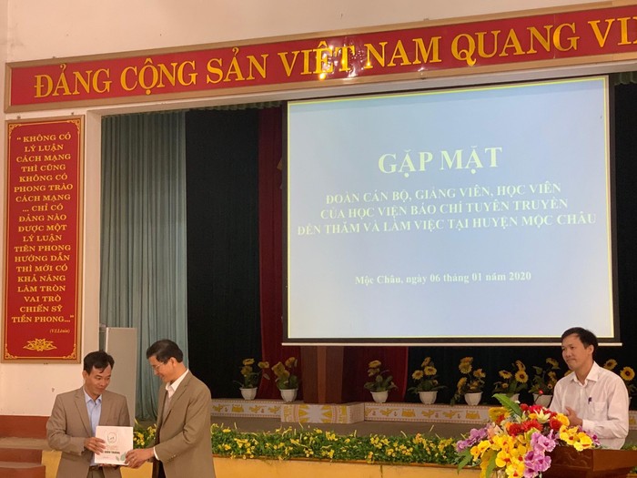 Thầy Quản Văn Sỹ - đại diện lớp Quản lý hoạt động tư tưởng - văn hóa K37 A1 có món quà tặng Ban Tuyên giáo huyện Mộc Châu