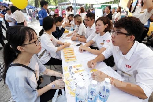 Thí sinh tìm hiểu thông tin về tuyển sinh đại học, cao đẳng năm 2019. (Ảnh minh họa: Anh Tuấn – TTXVN)