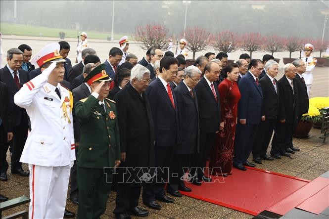 Các đồng chí lãnh đạo, nguyên lãnh đạo Đảng, Nhà nước đặt vòng hoa và vào Lăng viếng Chủ tịch Hồ Chí Minh. Ảnh: Văn Điệp/TTXVN