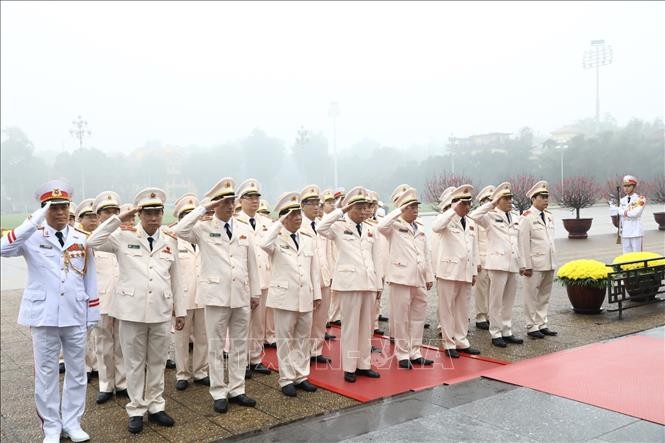 Đoàn đại biểu Đảng ủy Công an Trung ương, Bộ Công an đặt vòng hoa và vào Lăng viếng Chủ tịch Hồ Chí Minh. Ảnh: Văn Điệp/TTXVN