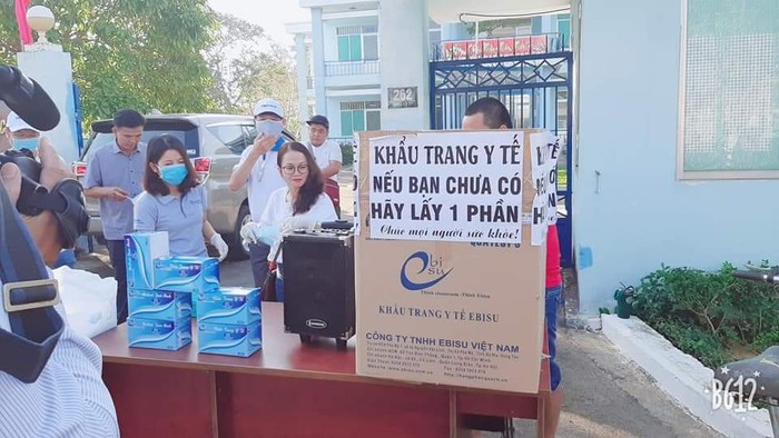 Vừa phát khẩu trang y tế, vừa tuyên truyền hướng dẫn sử dụng đúng cách, đúng địa điểm tránh lãng phí, đi học chỉ cần mang khẩu trang vải hợp vệ sinh