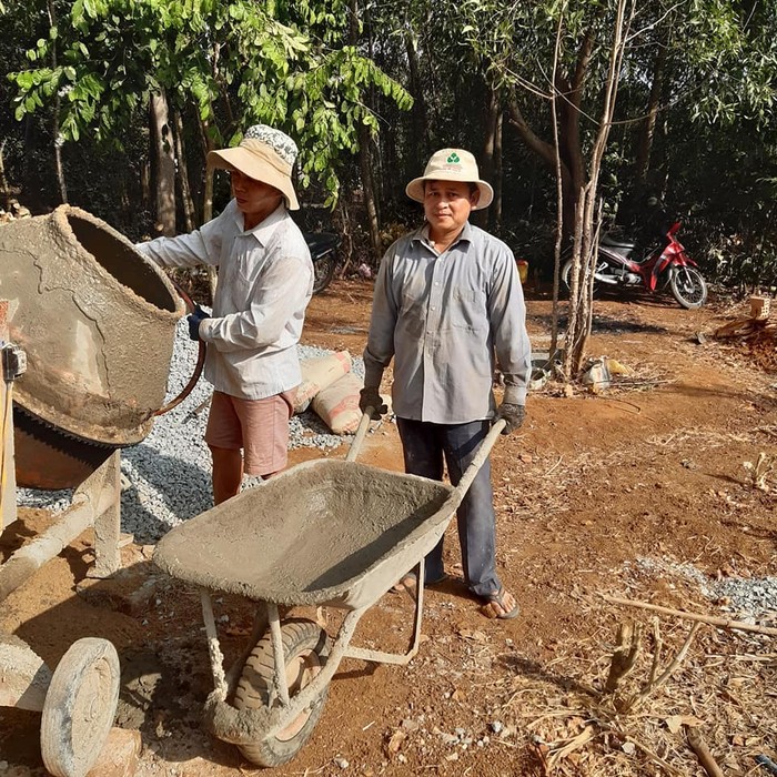 Thầy Lê Hà Trung (bên phải) làm phụ hồ trong mùa dịch Covid-19