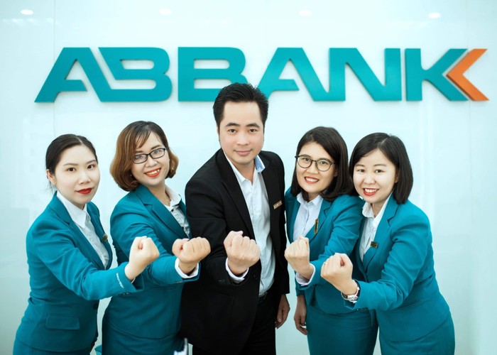 ABBANK đã gửi tặng Bệnh viện Bạch Mai số tiền 2 tỷ đồng nhằm chia sẻ khó khăn với các y bác sỹ, cán bộ y tế của bệnh viện