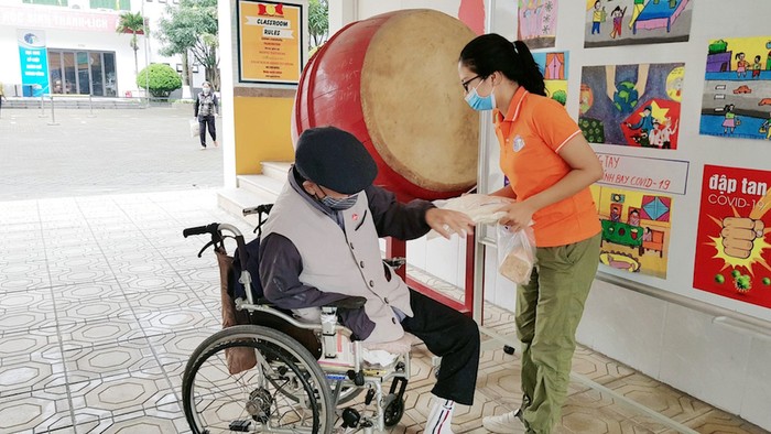 Ngày 16/4/2020, Hệ thống trường May Academy và Trung học phổ thông Phương Nam (Hà Nội) tổ chức chương trình trao quà từ thiện &quot;Chung tay đánh bay Covid&quot; để hỗ trợ cho cán bộ giáo viên Nhà trường và người có hoàn cảnh khó khăn trên địa bàn phường Định Công (Hoàng Mai, Hà Nội).