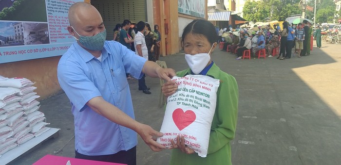 Chương trình mang tên “Hạt gạo nghĩa tình” nhằm hỗ trợ những người lao động nghèo, có hoàn cảnh khó khăn trong mùa COVID-19