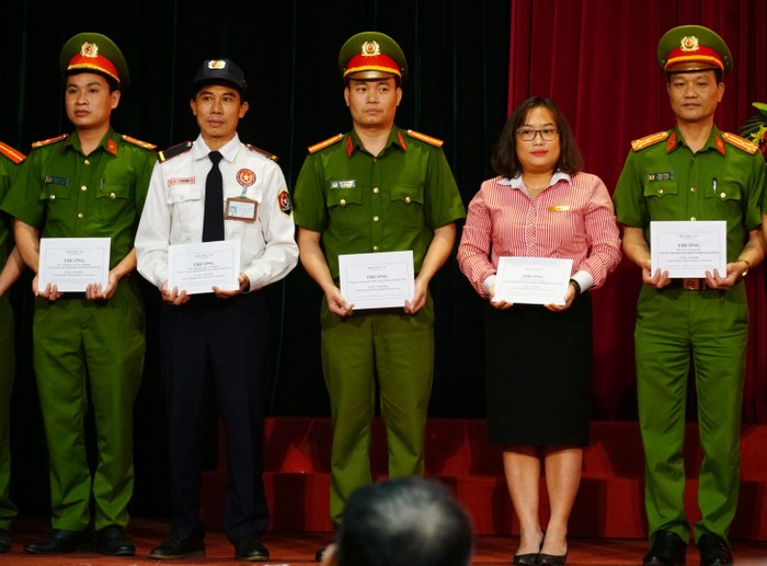 Hai cán bộ nhân viên Techcombank được trao bằng khen vì đã kịp thời báo động giúp ngăn chặn thành công vụ cướp.