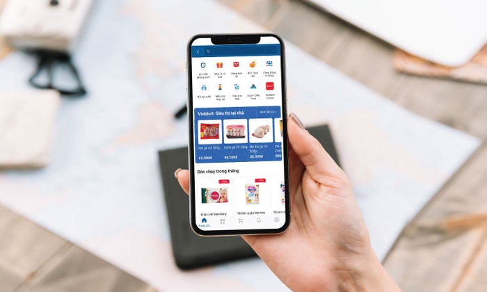 Người dùng đi siêu thị VinMart trên iPay Mobile.