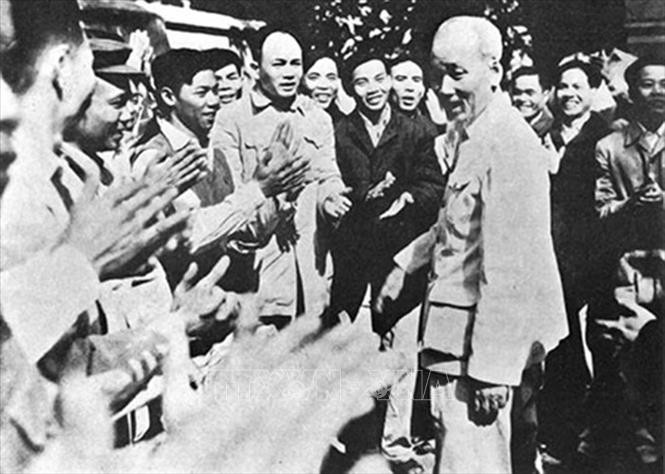 Bác Hồ đến thăm, chúc Tết cán bộ, chiến sỹ Cảnh vệ (Xuân Quý Mão 1963). Ảnh: Tư liệu/TTXVN phát