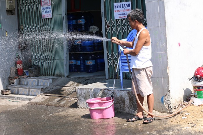 Tưới nước xuống đường để hạ nhiệt