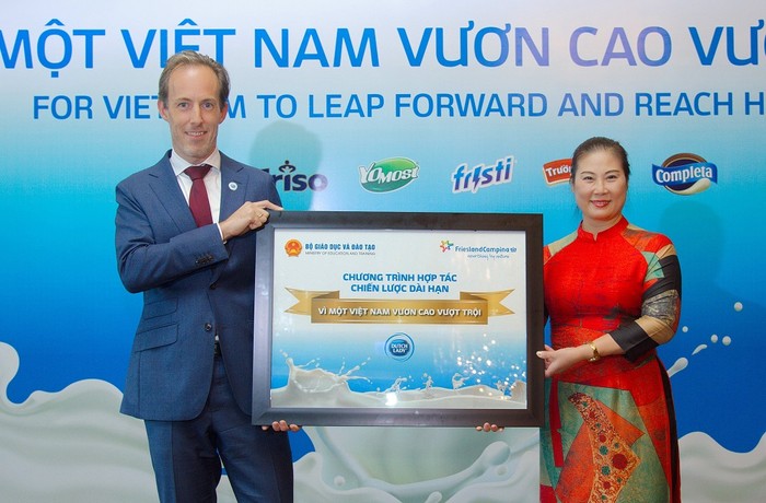 Đại diện Vụ Giáo dục Tiểu học, Bộ Giáo Dục và Đào Tạo và Tập đoàn FrieslandCampina Việt Nam (đơn vị sở hữu thương hiệu Sữa Cô Gái Hà Lan) chính thức ký kết Chương trình hợp tác chiến lược dài hạn “Vì một Việt Nam vươn cao vượt trội”.