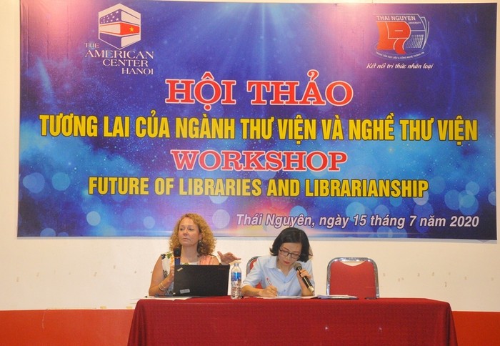 Bà Paula Kitendaugh (bên trái) trao đổi về vấn đề thư viện cần thay đổi như thế nào trong thời đại công nghệ 4.0