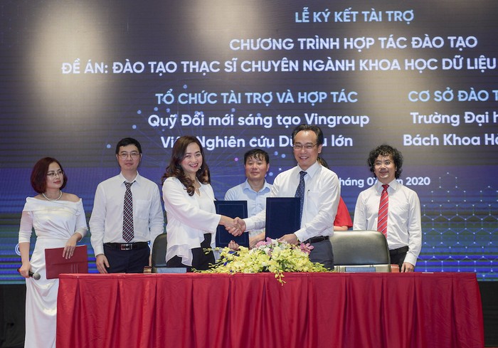 Phó Giáo sư, Tiến sĩ khoa học Phan Thị Hà Dương – Giám đốc điều hành Quỹ Đổi mới sáng tạo Vingroup ký kết hợp tác đào tạo với đại diện Trường Đại học Bách Khoa Hà Nội.