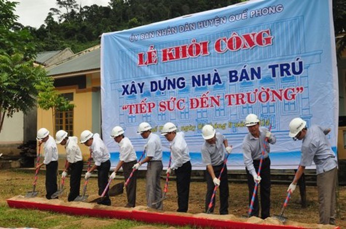 Bí thư Tỉnh ủy Hồ Đức Phơc dự lễ động thổ xây nhà bán trú 3 gian cấp 4 tại xã Nậm Giải - huyện Quế Phong – tỉnh Nghệ An. (Ảnh: Giáo dục Việt Nam)