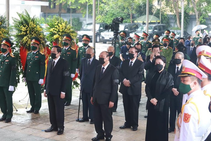 Lãnh đạo, nguyên Lãnh đạo Đảng, Nhà nước chuẩn bị vào viếng nguyên Tổng Bí thư Lê Khả Phiêu tại Nhà tang lễ Quốc gia, số 5 Trần Thánh Tông - Hà Nội. Ảnh: VOV