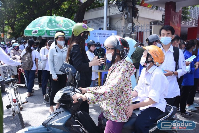 Nguyễn Đức Quân được mẹ đưa đi thi trong kỳ thi Trung học Phổ thông vừa qua. (Ảnh: Nhân vật cung cấp)