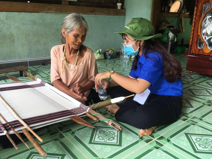 Sinh viên tuyên truyền thông tin đến từng người dân vùng cao huyện Đạ Huoai, tỉnh Lâm Đồng. (Ảnh: Nhân vật cung cấp).