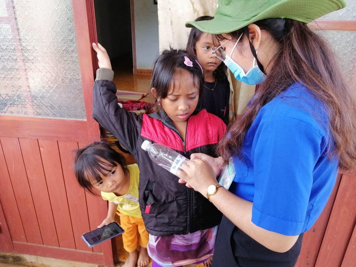 Sinh viên tình nguyện phát miễn phí cho người dân dung dịch sát khuẩn do sinh viên và các nhà khoa học của Trường Đại học Đà Lạt pha chế theo công thức khuyến cáo của Tổ chức Y tế Thế giới. (Ảnh: Nhân vật cung cấp)