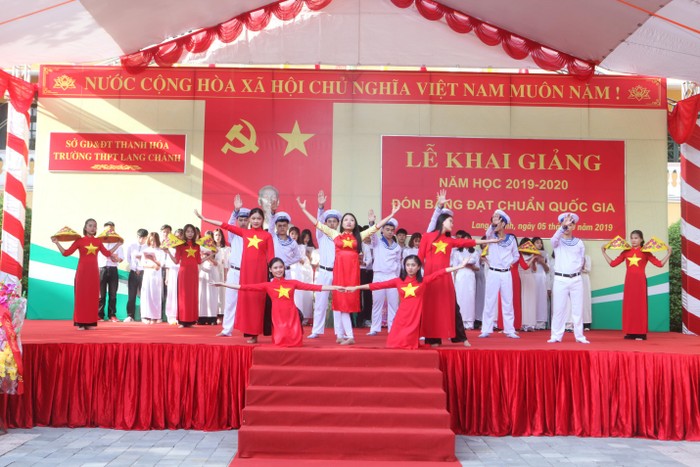 Lễ khai giảng năm học 2019 – 2020, đón Bằng công nhận trường đạt chuẩn quốc gia của trường Trung học phổ thông Lang Chánh, Thanh Hóa (Ảnh: Cổng thông tin điện tử nhà trường)