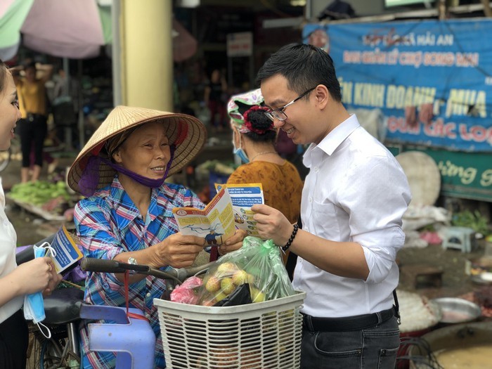 Người dân phấn khởi khi được tuyên truyền, tư vấn về chính sách Bảo hiểm xã hội.