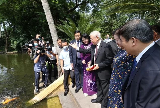 Tổng Bí thư, Chủ tịch nước Nguyễn Phú Trọng cùng Phó Chủ tịch nước Đặng Thị Ngọc Thịnh thăm Khu Di tích Chủ tịch Hồ Chí Minh tại Phủ Chủ tịch. Ảnh: TTXVN