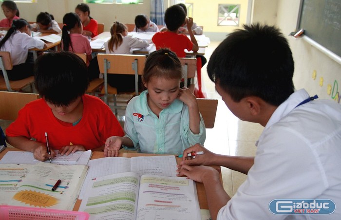 Tình yêu thương dành cho các em giữ chân thầy giáo trẻ ở lại vùng rẻo cao (Ảnh: Phạm Minh)