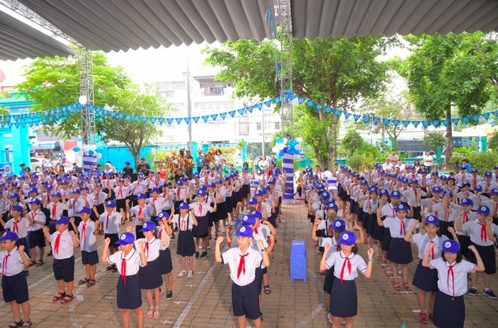 Vũ điệu giáo dục dinh dưỡng thông qua các động tác uống sữa vui nhộn và khuyến khích vận động hứa hẹn sẽ là bài tập thể dục tươi vui, mới lạ giúp các em học sinh tăng cường sức khỏe thể chất sau những giờ học căng thẳng.