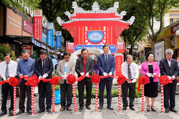 Ông Đỗ Xuân Quang - Phó Tổng giám đốc Vietjet (giữa) cắt băng khai mạc &quot;Tuần lễ Doanh nhân và Sách 2020&quot; tại đường sách Nguyễn Văn Bình.