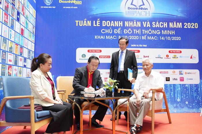 Ông Đỗ Xuân Quang thực hiện lễ khai bút, gửi gắm những lời chúc tới &quot;Tuần lễ Doanh nhân và Sách&quot;.