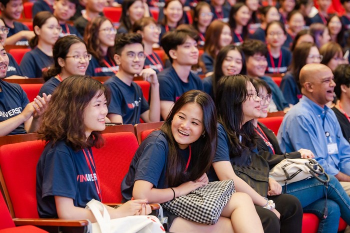 Nguyễn Minh Thi cùng các bạn sinh viên trong buổi gặp đầu năm học với ban giám hiệu, giảng viên, cán bộ nhân viên các phòng ban nhà trường