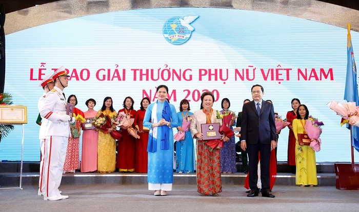 Ông Trần Thanh Mẫn, Chủ tịch Ủy ban Trung ương Mặt trận Tổ quốc Việt Nam và bà Hà Thị Nga, Chủ tịch Hội Liên hiệp phụ nữ Việt Nam trao tặng Giải thưởng Phụ nữ Việt Nam 2020 cho Bà Nguyễn Thị Nga, Chủ tịch Tập đoàn BRG (đứng giữa).