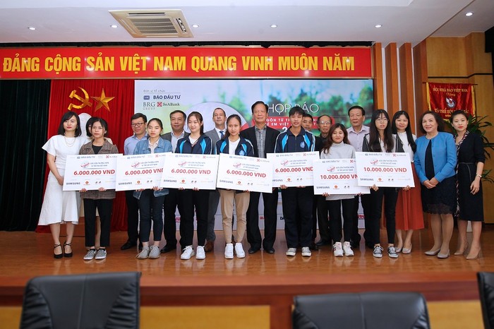 Ban tổ chức trao tặng học bổng cho các bạn sinh viên có hoàn cảnh khó khăn vươn lên đạt thành tích học tập tốt. (Ảnh: Ban tổ chức cung cấp)