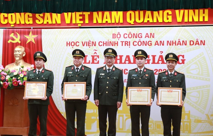 Các cá nhân, tập thể được khen thưởng về thành tích trong năm học 2019-2020.