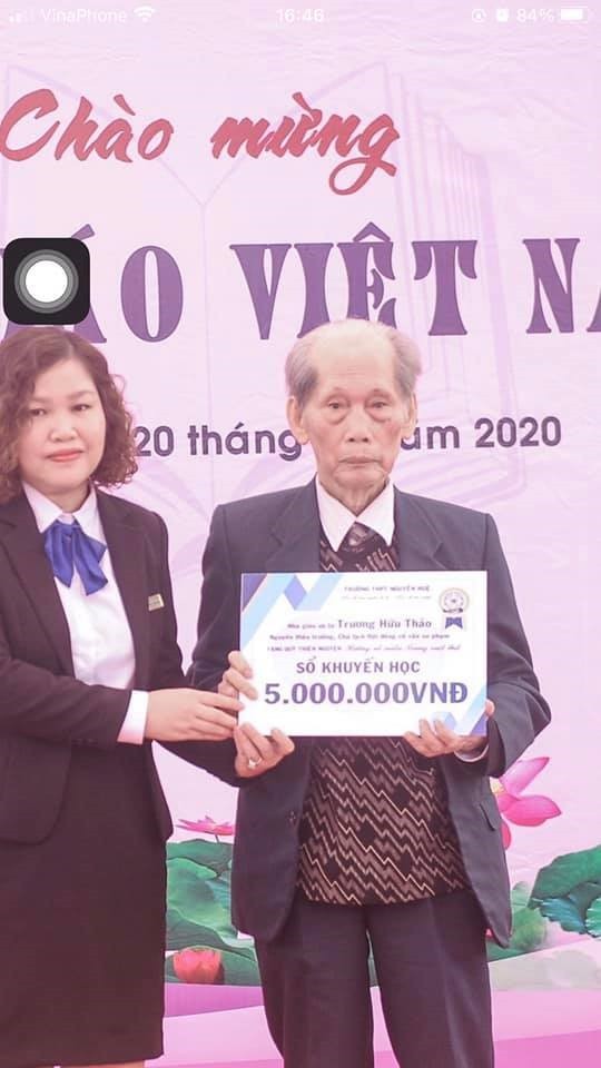 Nhà giáo ưu tú Trương Hữu Thảo dù đã 90 tuổi vẫn nhiệt tình đóng góp tham gia chương trình Sổ khuyến học vì miền Trung, là đầu cầu tiếp nhận tại Hà Nội.