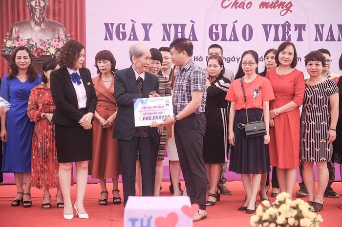 Giáo viên chủ nhiệm lớp 12A13 thay mặt học sinh, phụ huynh đóng góp Sổ khuyến học vì miền Trung.