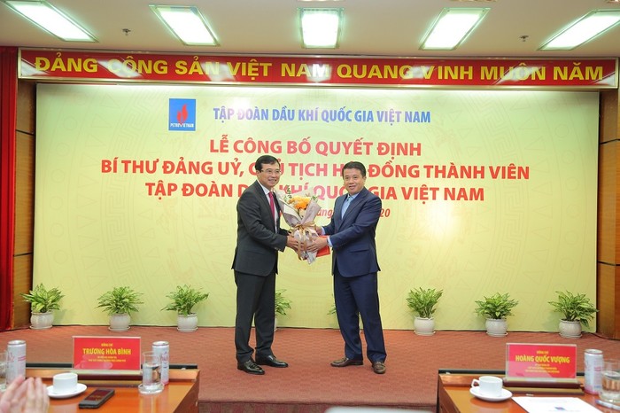 Đồng chí Y Thanh Hà Niê Kđăm, Bí thư Đảng uỷ Khối doanh nghiệp Trung ương trao Quyết định chỉ định đồng chí Hoàng Quốc Vượng, Chủ tịch Hội đồng thành viên Tập đoàn giữ chức Bí thư Đảng ủy Tập đoàn Dầu khí Quốc gia Việt Nam.