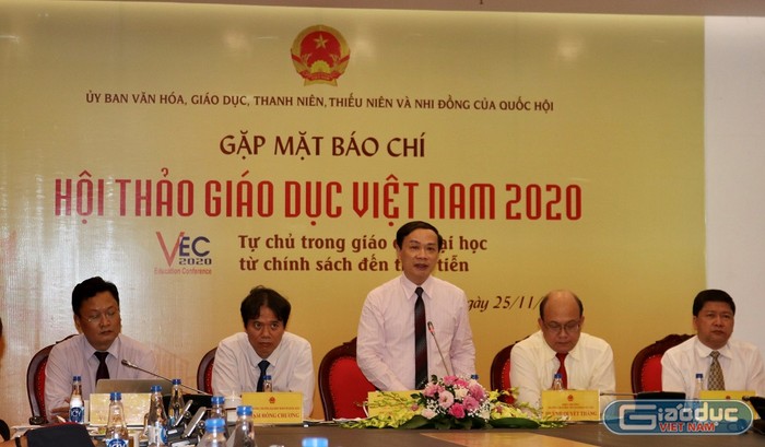 Các đại biểu chủ trì cuộc gặp mặt báo chí thông tin về Hội thảo Giáo dục 2020. (Ảnh: Phạm Minh)